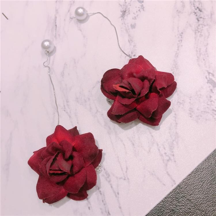 1135】赤色の薔薇とパールビーズのピアス／イヤリング 1135】赤色の