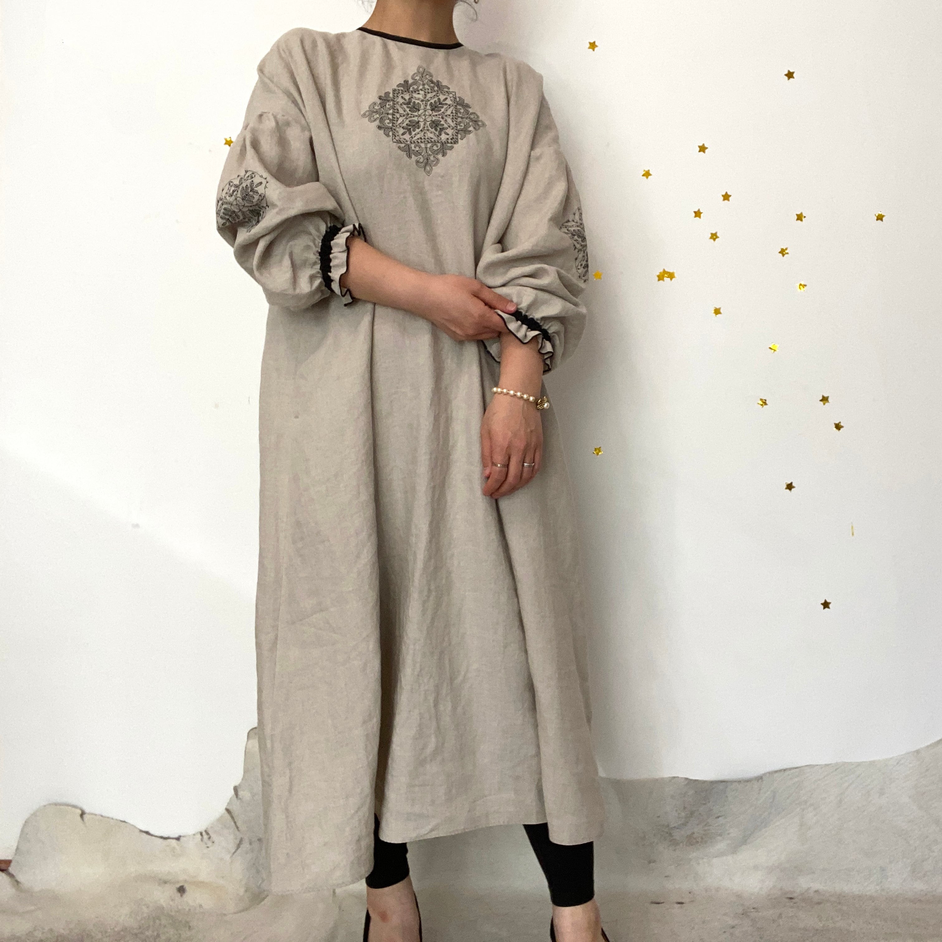 Ladies ] ソロチカ刺繍のリネンギャザーワンピース -beige- | sandext