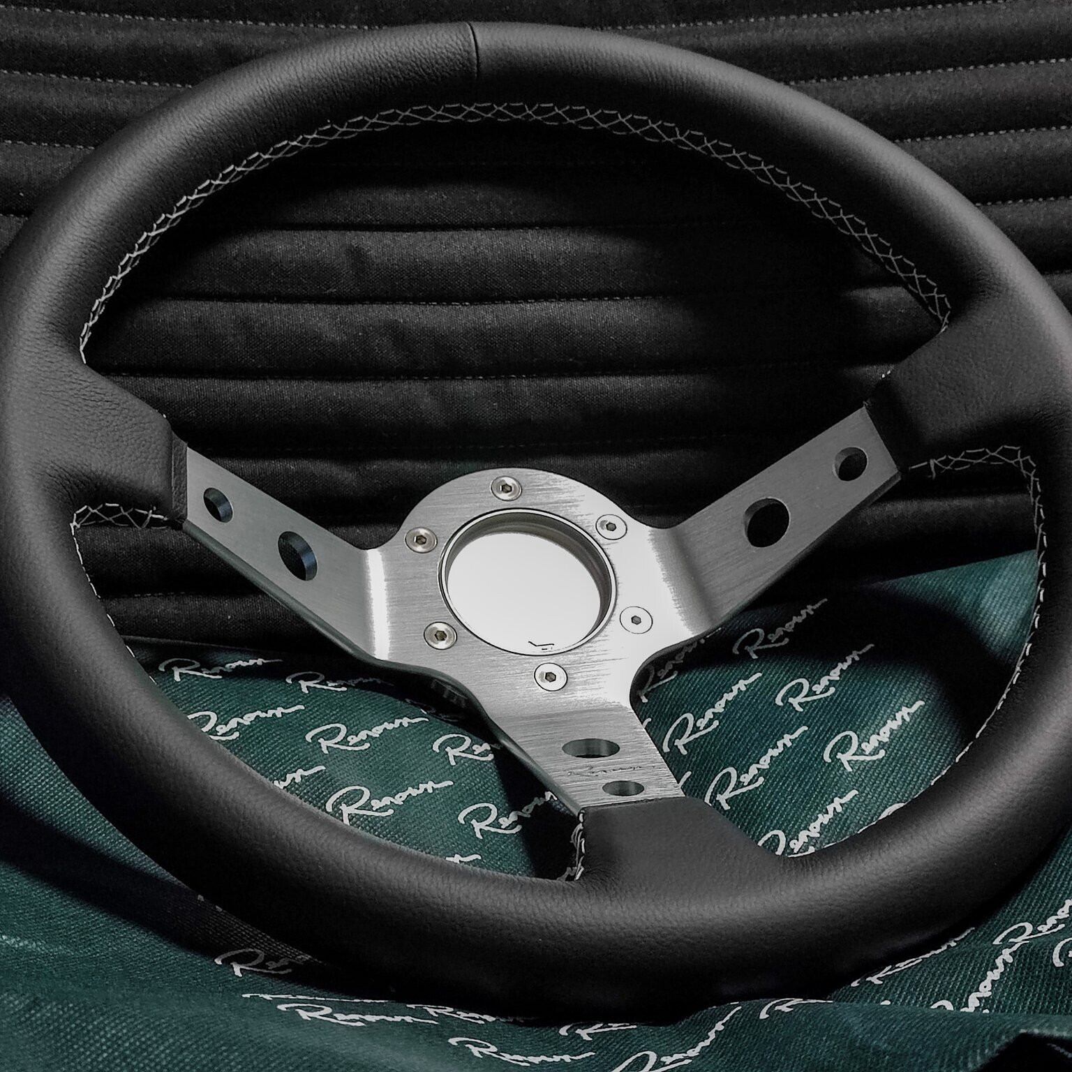 MOMO モモ ステアリング TYP D32 KBA 70142 momo ステアリング TYP D32