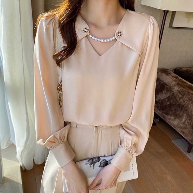 トップス レディース シャツ ブラウス 長袖 Vネック シフォン サテン パール かわいい 大人可愛い きれいめ シンプル カジュアル 大人 上品 おしゃれ お洒落 キュート ガーリー セクシー 送料無料 S M L XL 2XL ベージュ ピンク 無地 春 夏 秋 冬 10代 20代 30代 40代 50代 ママ OL オフィス 通勤 学生 通学 デート お出かけ 女子会 パーティー イベント 着回し 普段使い 韓国系 ファッション コーデ スタイル モテ トレンド 流行 インスタ映え