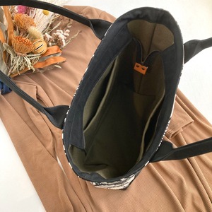 ▶︎NEW◀︎トートバッグMサイズ（高さを５㎝プラス）・ファスナー開閉＋前面スマホポケット（グリーンフラワー）