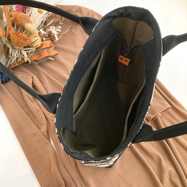 ▶︎NEW◀︎トートバッグMサイズ（高さを５㎝プラス）・ファスナー開閉＋前面スマホポケット（グリーンフラワー）