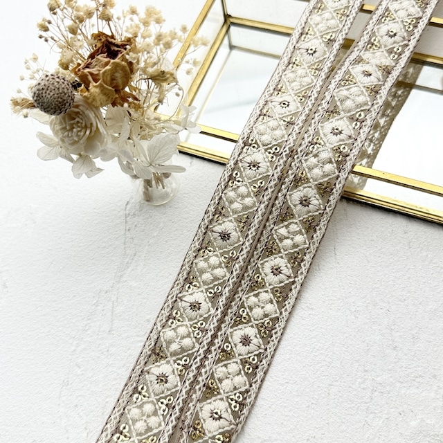 1ロール　ホワイトドリーム　[モカ］インド刺繍リボン　2171-1R
