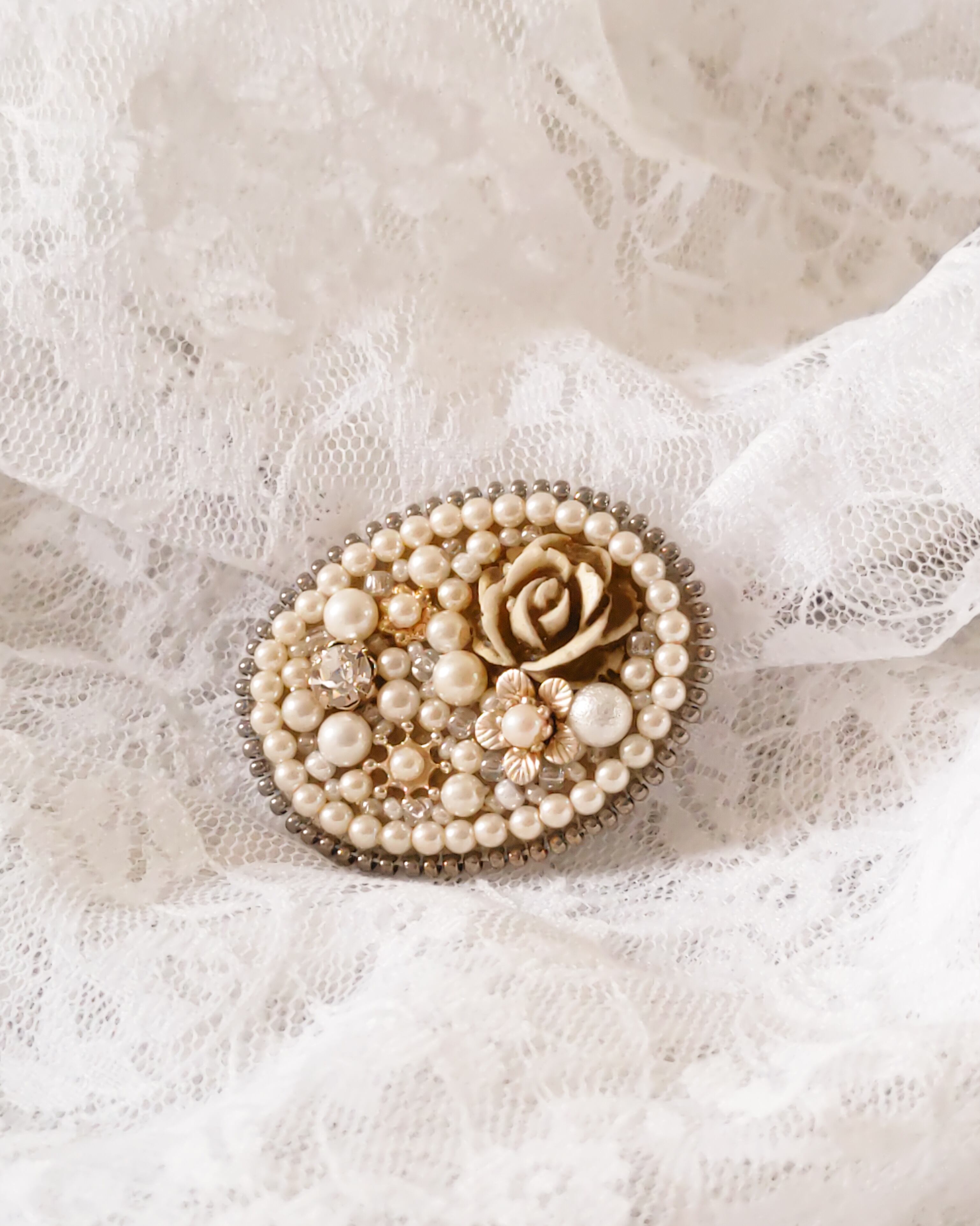 お花とパールたっぷりの楕円形ブローチ | sepiange