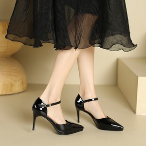 レディース パンプス サンダル ストラップサンダル ハイヒール ピンヒール 8cm ポインテッドトゥ 幅広 甲高 ベルト 美脚 脚長 厚手 大人可愛い 上品 おしゃれ レトロ エレガント モダン 主役級 華やか スタイリッシュ 無地 春 夏 秋 二次会 披露宴 OL デート パーティー イベント レストラン カフェ 普段使い 韓国 高見え 格上げ モテ 22.5cm 23.0cm 23.5cm 24.0cm 24.5cm 25.0cm カラバリ