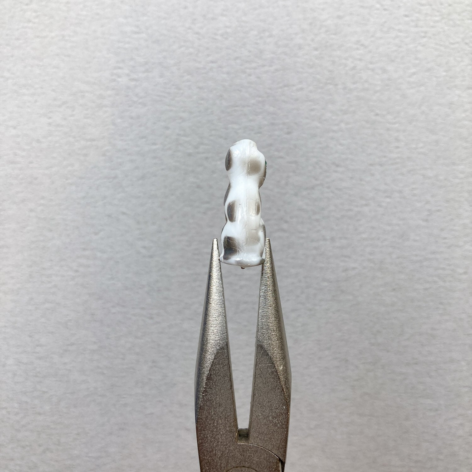 再入荷〉ビジューアイお座りねこチェコビーズ（メタリックドット
