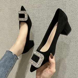 パンプス レディース ポインテッドトゥ ラインストーン チャンキーヒール ビジュー バックル スクエア モチーフ付き 選べるヒール高 フェイクスエード 韓国系 オルチャン 楽ちん 美脚 送料無料 パーティー 旅行 リゾート 休日 女子会 お出かけ デート 10代 20代 30代 春 夏 秋 小さいサイズ 大きいサイズ かわいい カジュアル かっこいい おしゃれ レトロ 大人女子 ガーリー 個性的 主役級 エレガント クール セクシー OL モード系 存在感 プレゼント ギフト 二次会 大人可愛 ブラック
