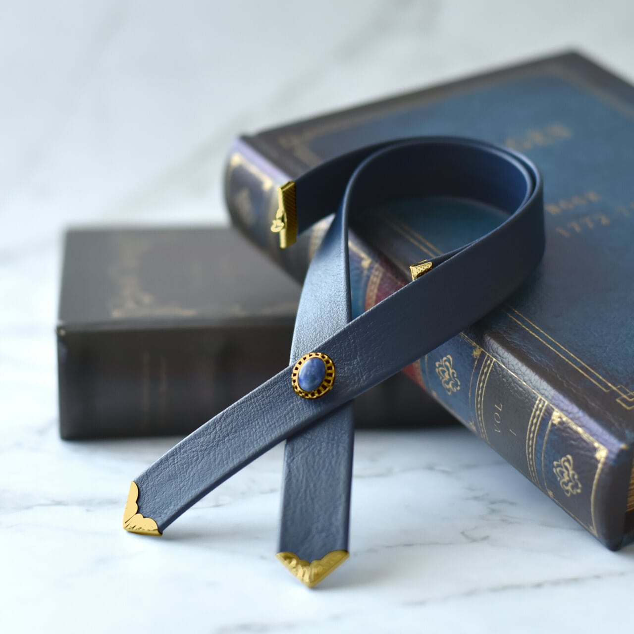 蒼の炎｜ネイビーとゴールドが燃ゆるクロスタイチョーカー／ネックレス