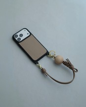 _Fot - leather phone case _ iPhone 17 pro ：beige｜iPhone 17 Pro専用／シュリンクレザー／MagSafe対応／ストラップホール付き／Knot ball strap対応