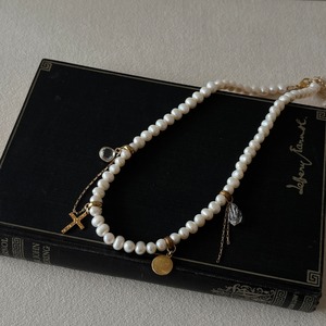 パールのチャームネックレス