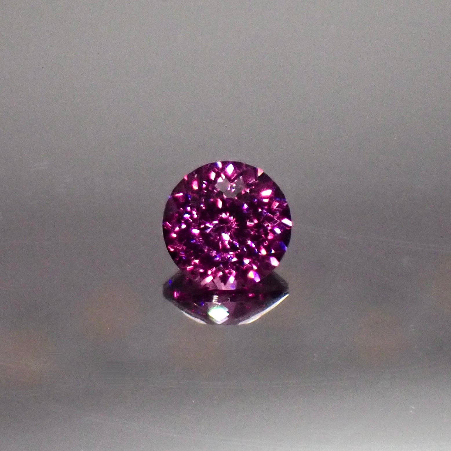 【Bright Brilliant Cut™️ “129 Facets”】紫が宿す神秘、光の結晶 0.65ct 天然ロードライトガーネット