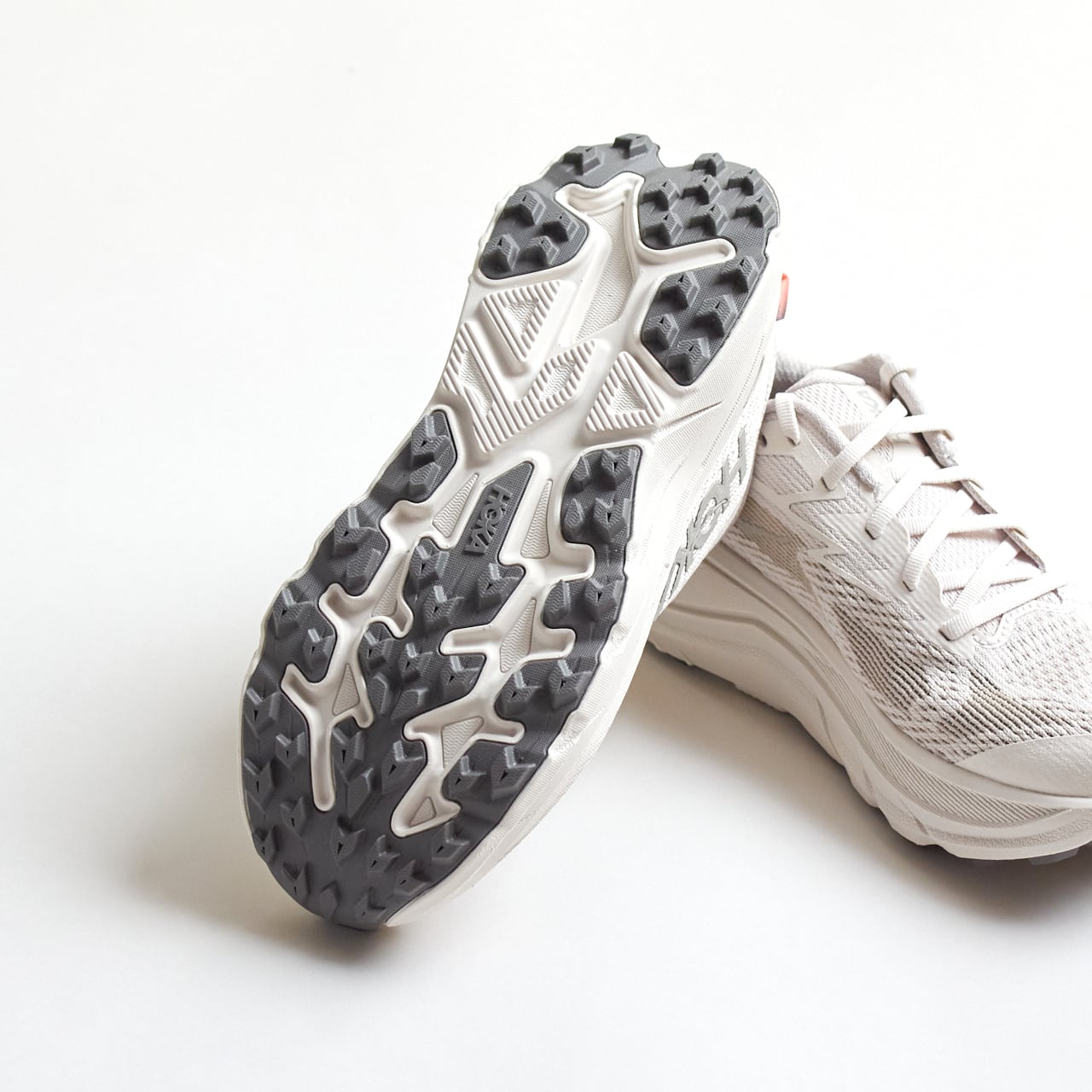 HOKA（ホカ）W CHALLENGER 8 -スタッコ / アスファルト グレー