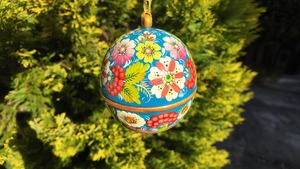 ペトリキウカ塗りの木製クリスマスオーナメント（人間国宝ホメンコ作）ライトブルー