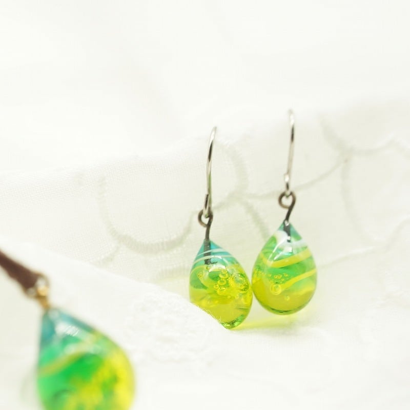 しずくピアス・イヤリング／ライムグリーン【琉球ガラス工房 雫