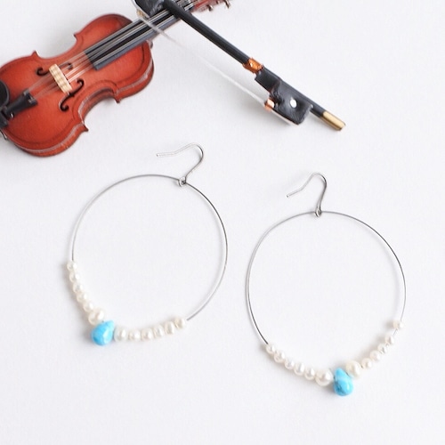 ヴァイオリン、ヴィオラ弦のターコイズとパールピアス  V-021  Violin strings hoop pierces with tiny pearls and turquoise　♫バイオリン
