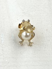 カエルタックブローチ　ラッパ（あこや真珠7.5mmシルバー）