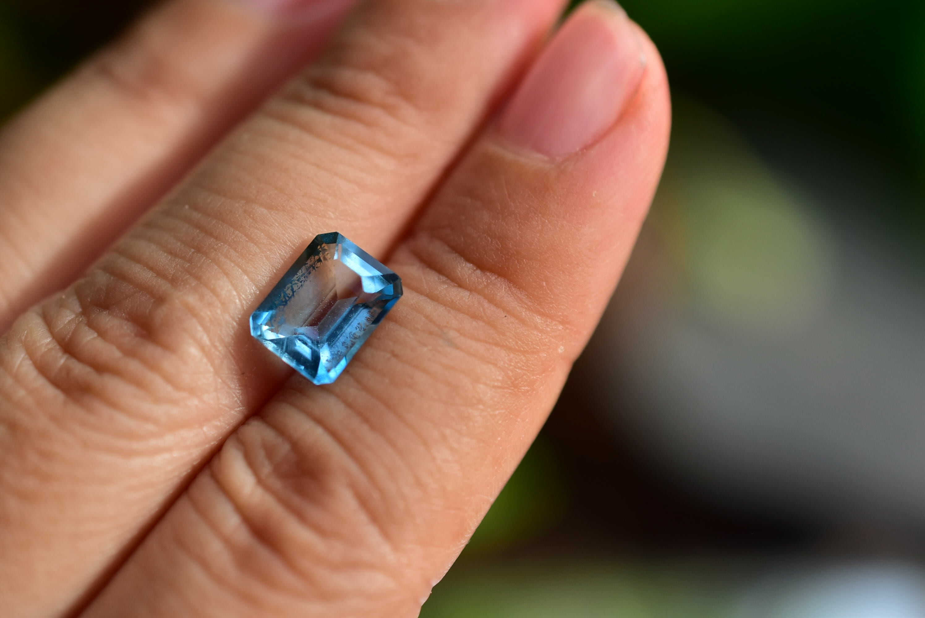 ロンドンブルートパーズとアメシスト プラチナリング 蝶モチーフ