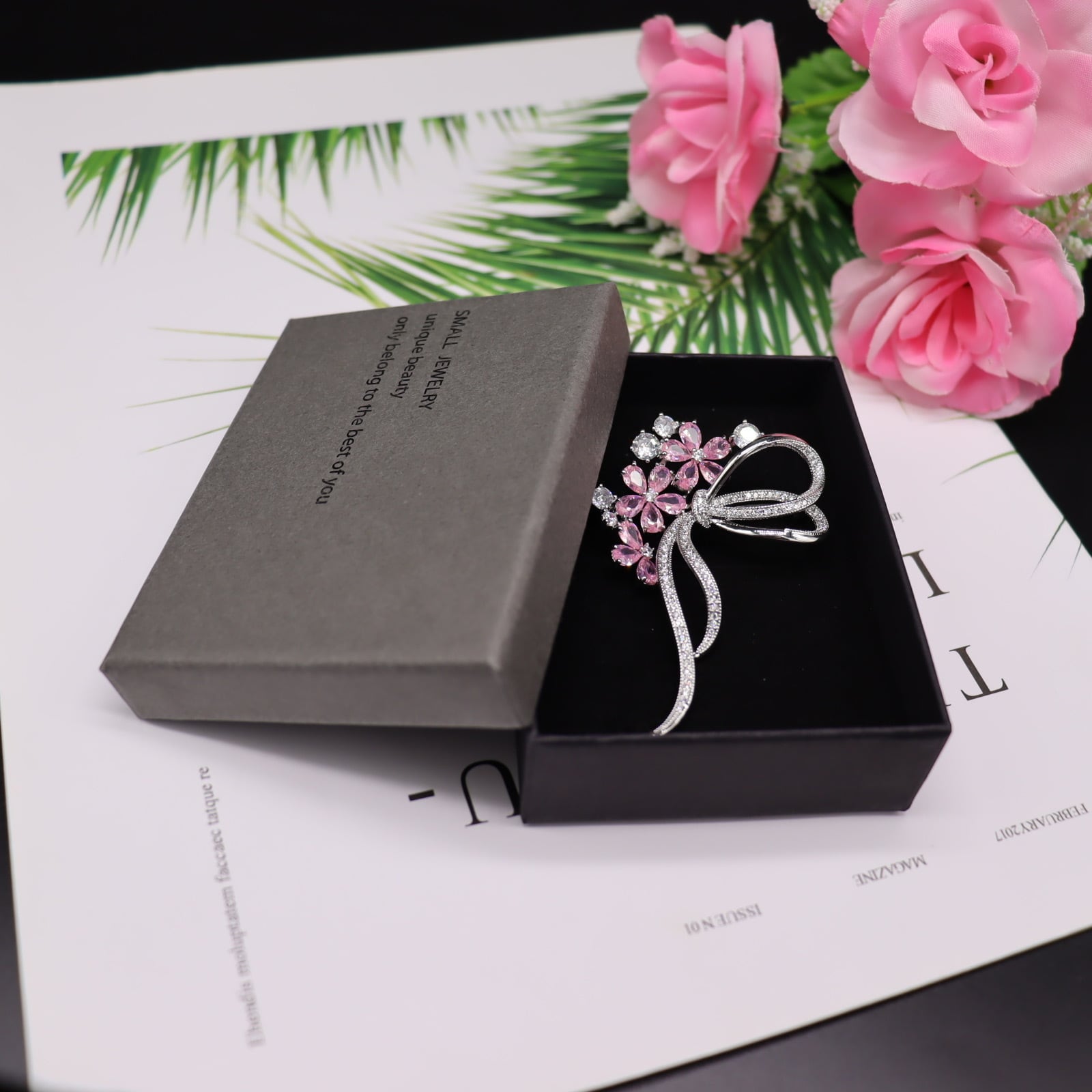 クリスタル桜ブローチ 素敵なダイモンドリボン花コサージュ結婚式卒業