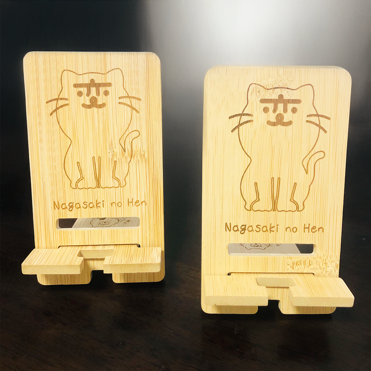 【9/21新作(在庫2個)】『長崎の変』にゃーが 竹製スマホスタンド しろねこ 幅7.8cm x 高さ14cm x 厚さ0.6cm