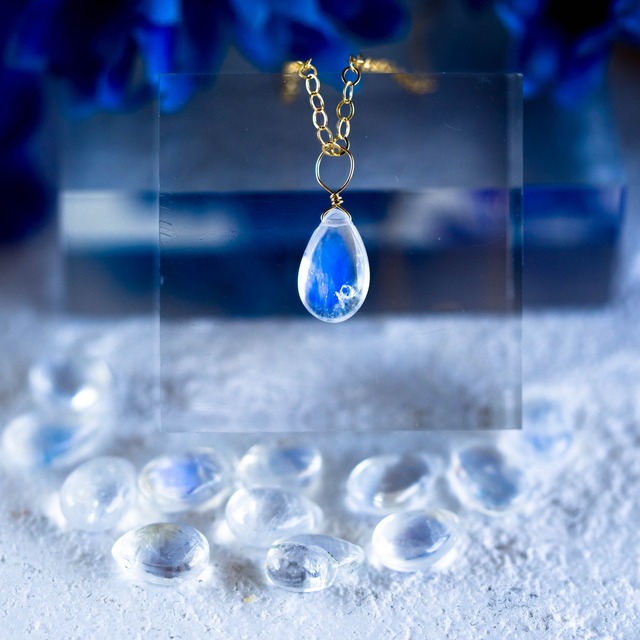 ☆ロイヤルムーンストーンスムースペアシェイプAAA★一粒ペンダント☆