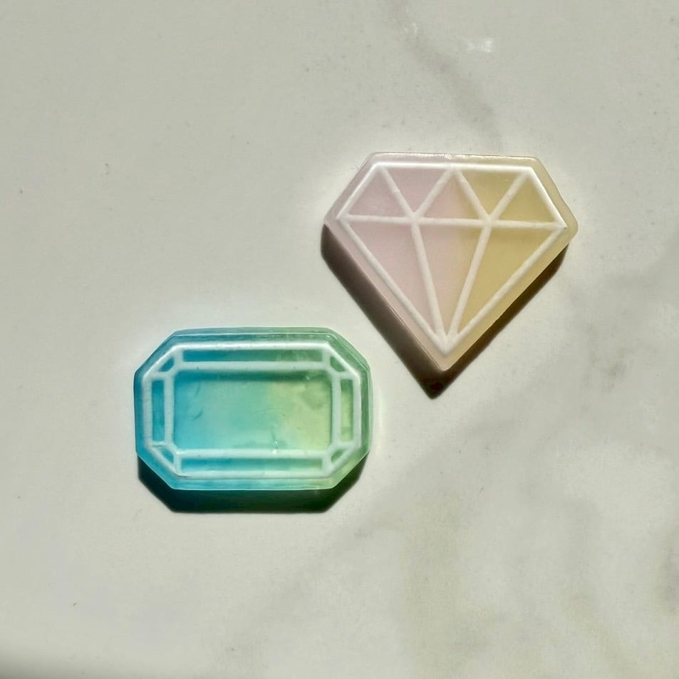 シリーズ累計10万個販売|席札・プチギフト・ノベルティに|名入れ可|宝石石鹸(ダイヤモンド/エメラルド)15個〜