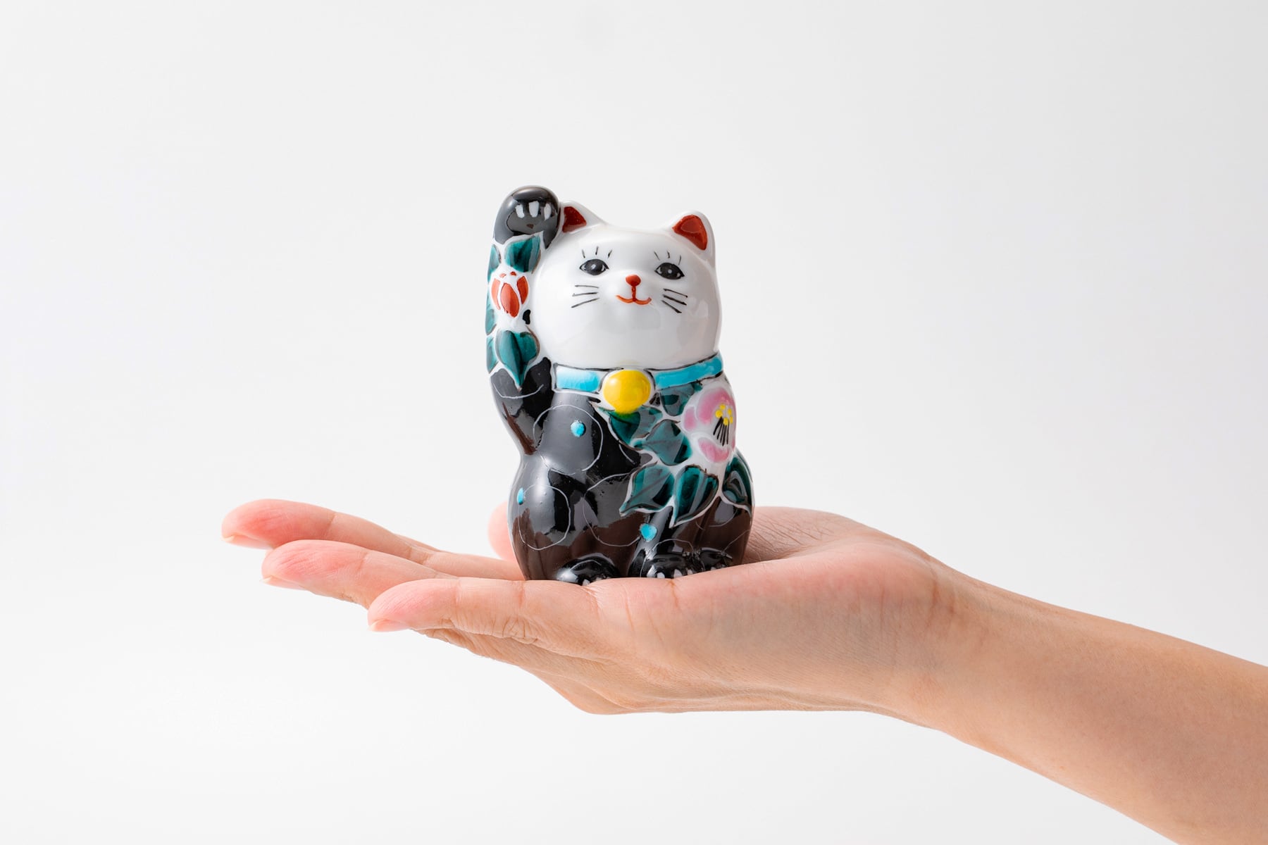 招き猫（右） 色絵無双椿 黒 | 虚空蔵窯｜石川県能美市の九谷焼の窯元