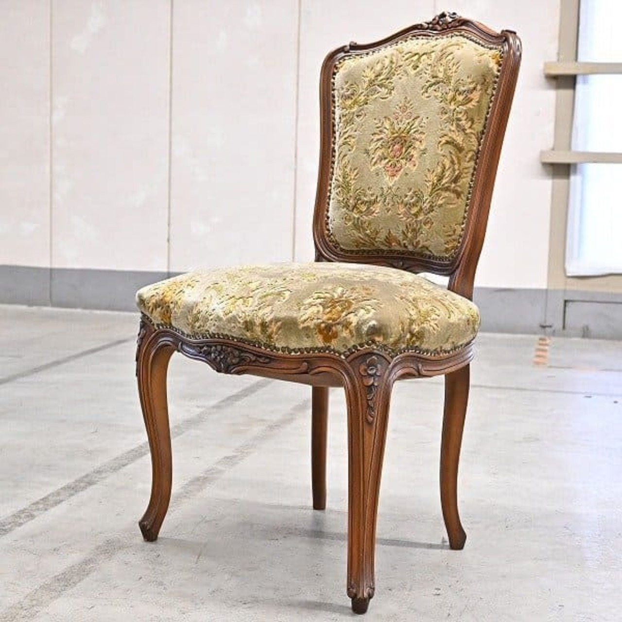カリモク ドマーニ「ルイ15」ダイニングチェア ロココ様式 椅子 アームレス 彫刻 植物 ファブリック 鋲打ち karimoku domani LOUIS XV【中古家具/中古インテリア/USED家具ユーズド家具/リサイクル】