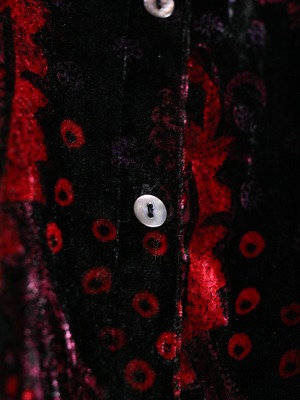 arabesque pattern over silhouette velours shirt