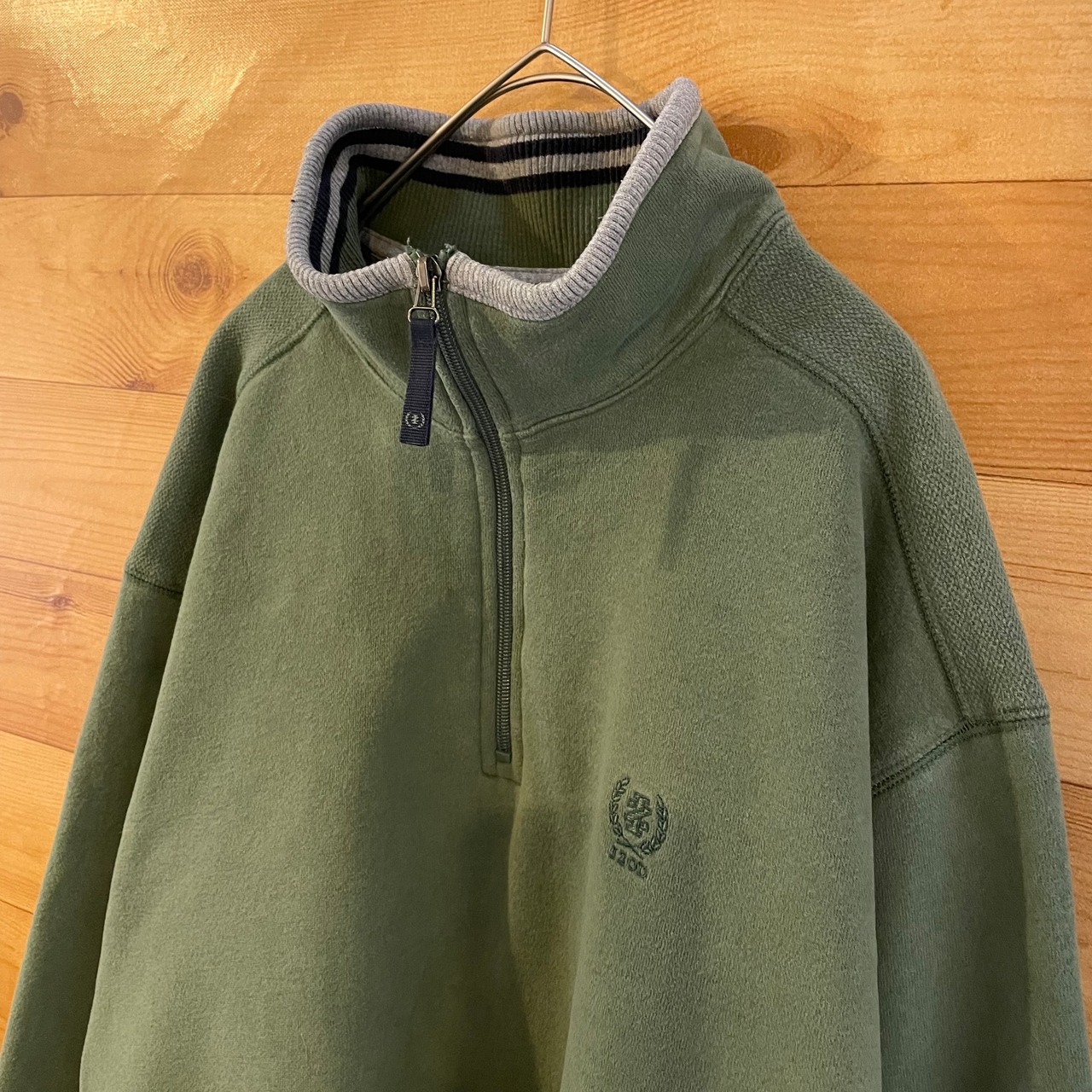 【IZOD】ハーフジップ スウェット プルオーバー ワンポイントロゴ 刺繍 アースカラー カーキ モスグリーン  L US古着