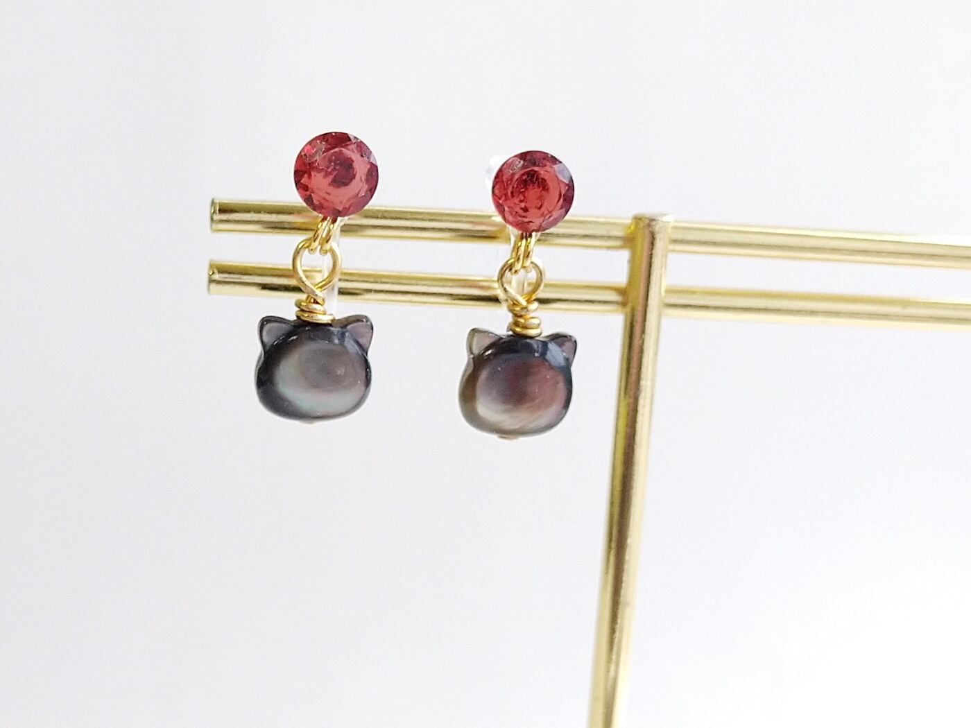 黒猫さんとガーネットのピアス