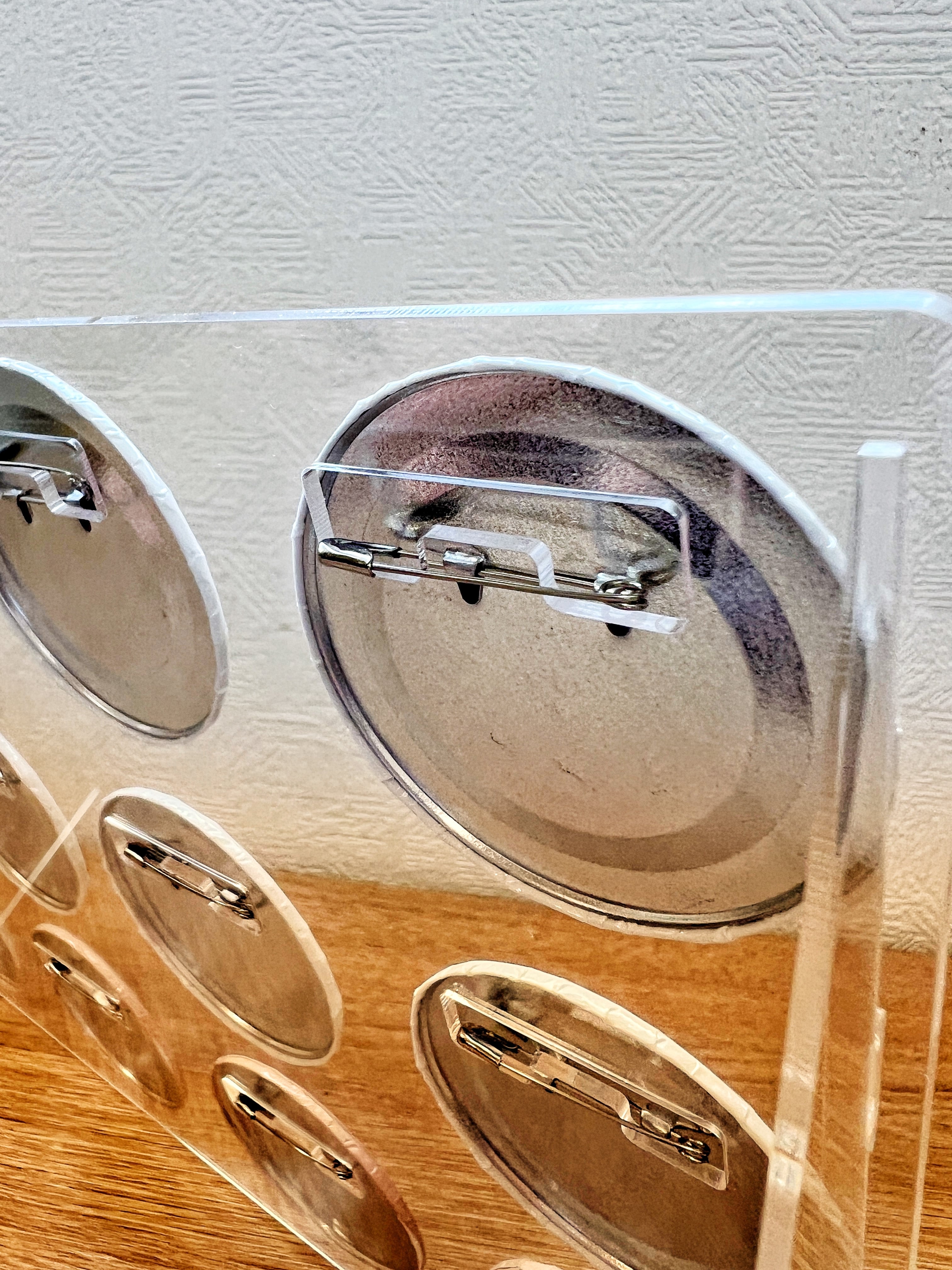 推し活缶バッジスタンド | 日本樹脂工芸㈱アクリル雑貨事業部