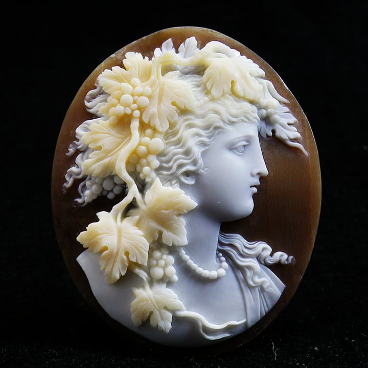 アンティーク(推定19世紀後半) サードニクス三層彫りのバッカンテのカメオ