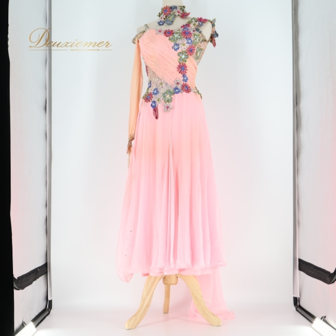 社交ダンス 衣装 エダスー edda hsu スタンダードドレス ワンピース ドレス デモ 競技 ダンス パーティ 発表会 綺麗 落ち感 レース 花 フロート ピンク系 エレガント 軽やか 優雅 フェミニン 上品 競技用