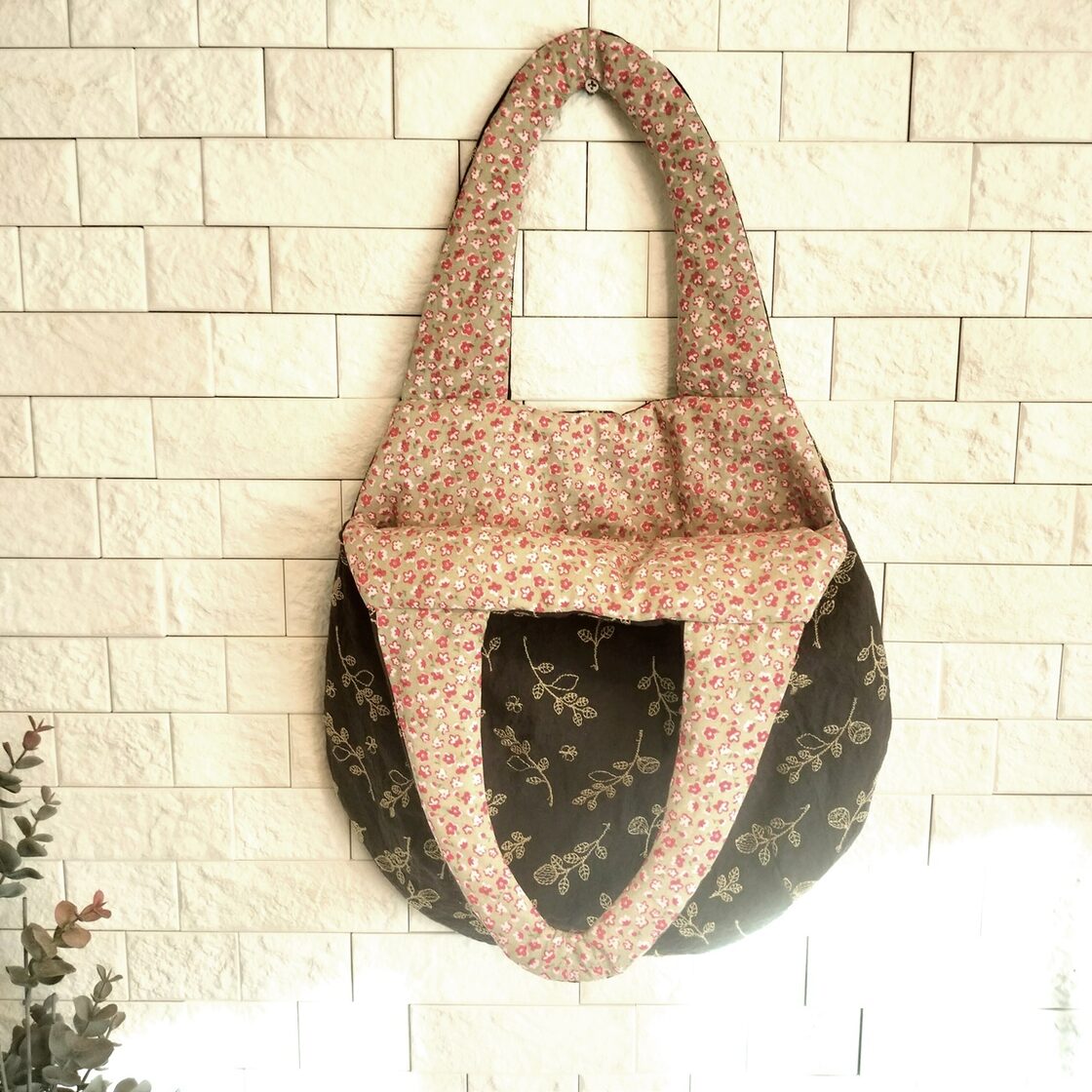 たまごバッグ 大き目 肩にかけられる 墨黒紫 葉っぱ刺繍 リバーシブル 