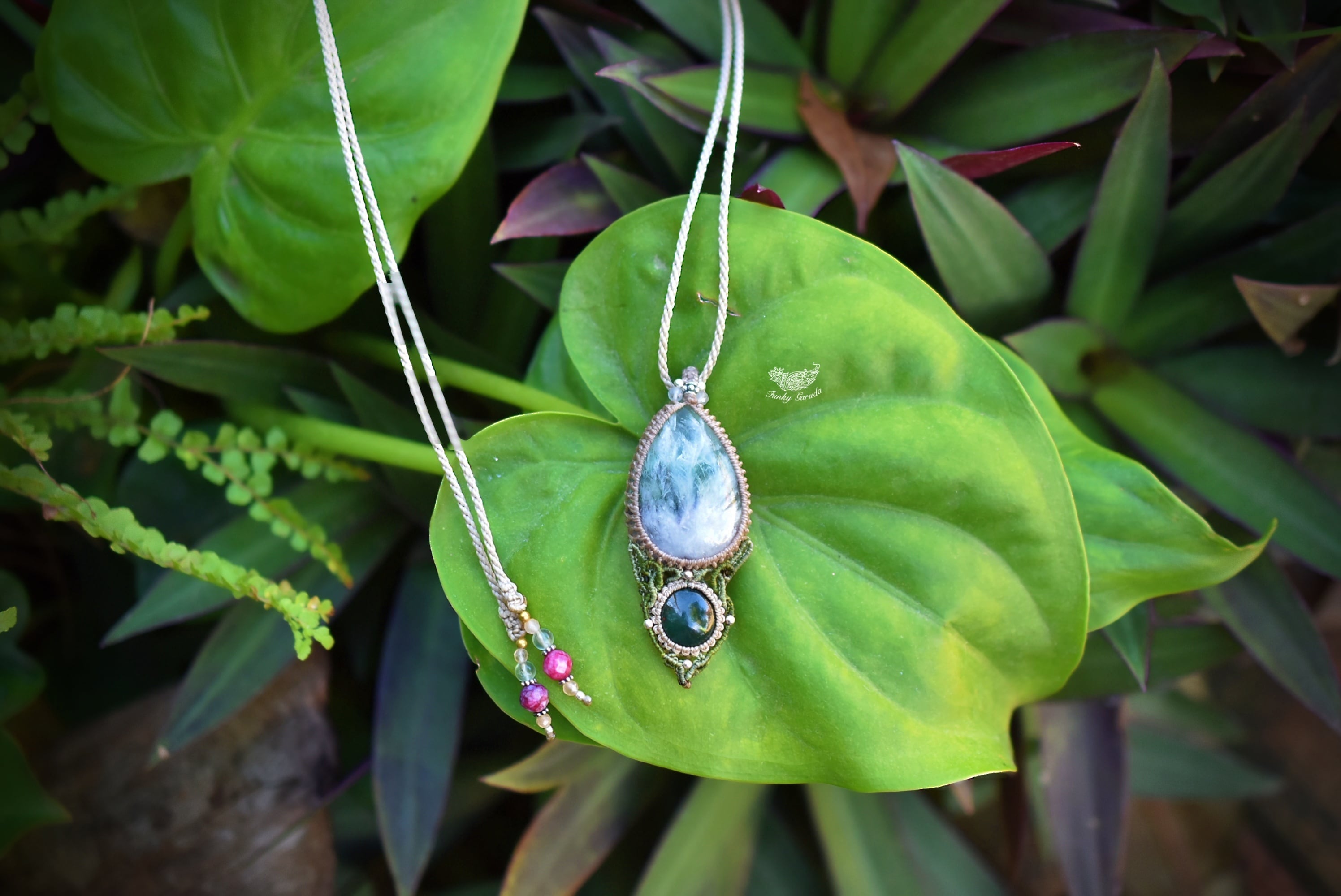 エンジェルフェザーフローライト＆ムーンストーン＆アクアマリンのマクラメネックレス エンジェルフェザーフローライト＆ムーンストーン＆アクアマリンの