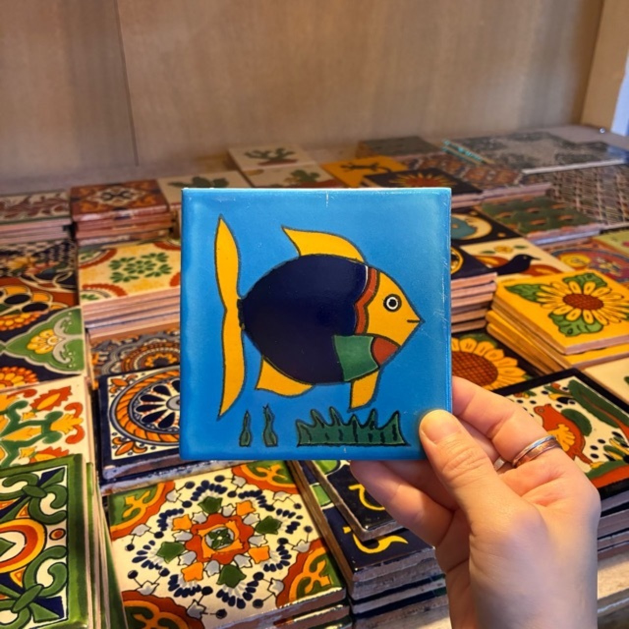 Mexico Talavera tile　メキシコタラベラタイル　003　サカナ　魚　ブルー　10cm　コースター　鍋敷き　DIY　モザイクタイル　柄タイル　室内壁　室外壁　デザインタイル　レトロ　アートタイル　ハンドメイド