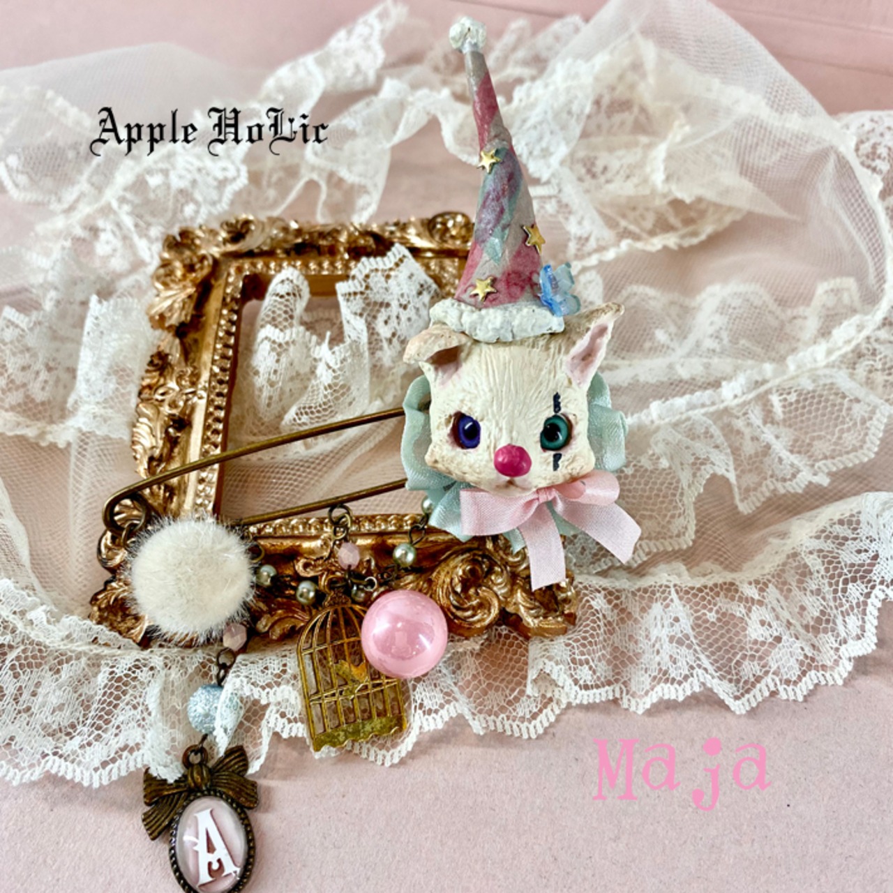 ピンブローチ 【White Cat Maja・白猫 マーヤ】