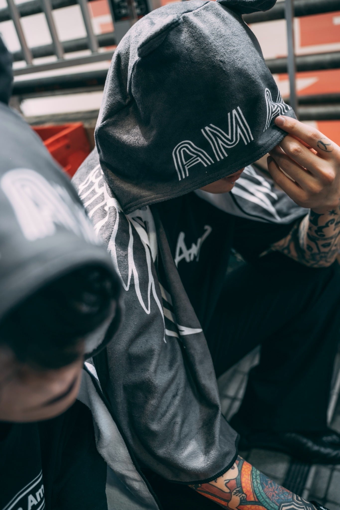 HERE WE (AM). 角付き小悪魔ちゃんフードタオル | AmAmp OFFICIAL STORE