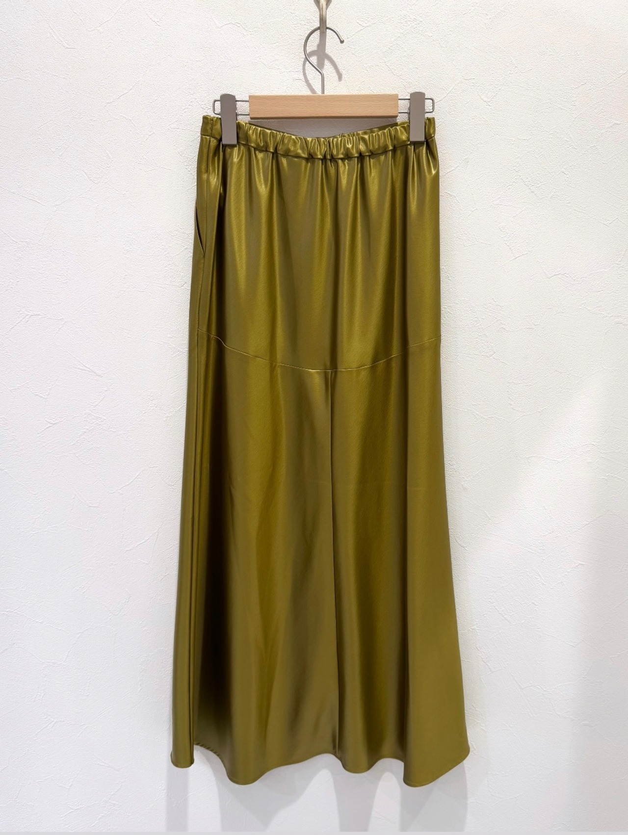 サテンナロースカート