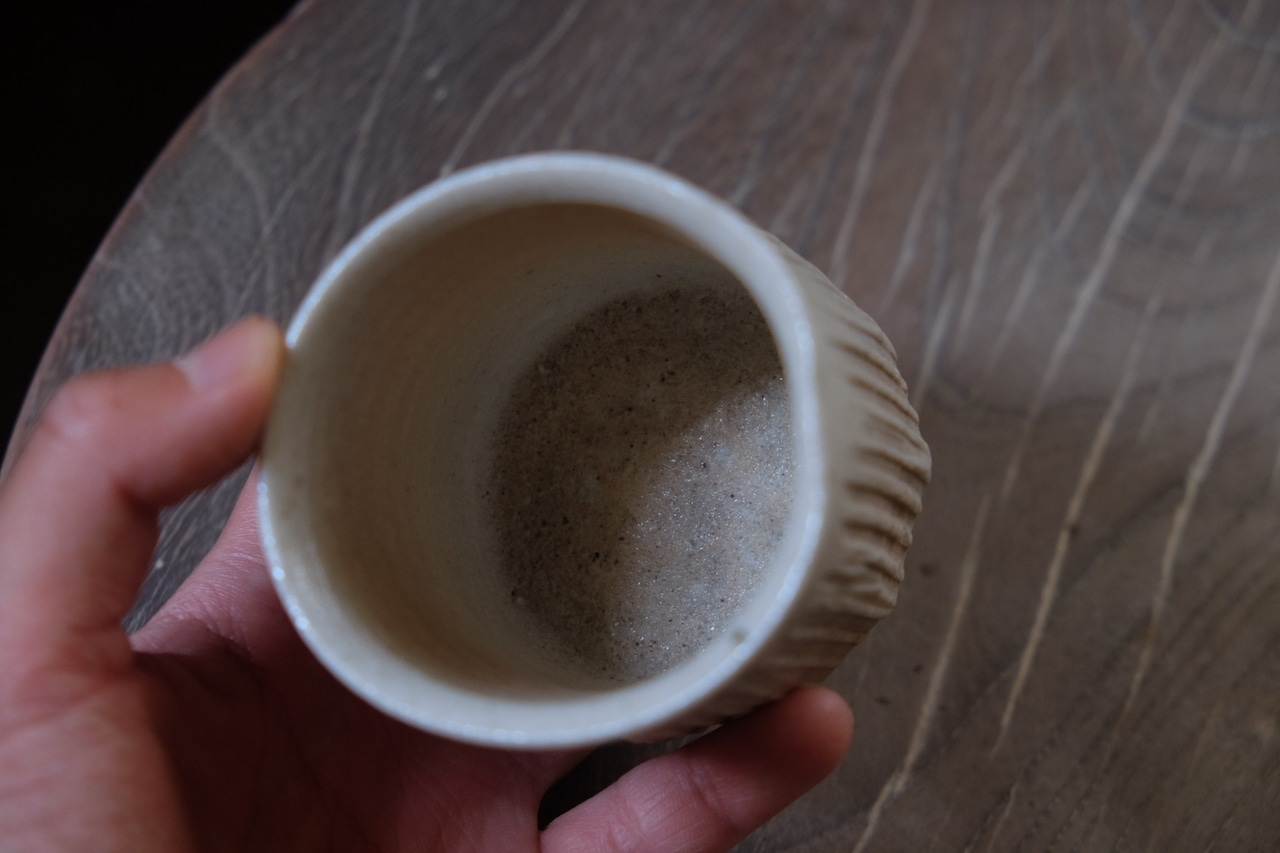 伊黒陶石鎬湯呑/志郎　　　　　　Igro-porcelain clay fluted carving cup/Shiro