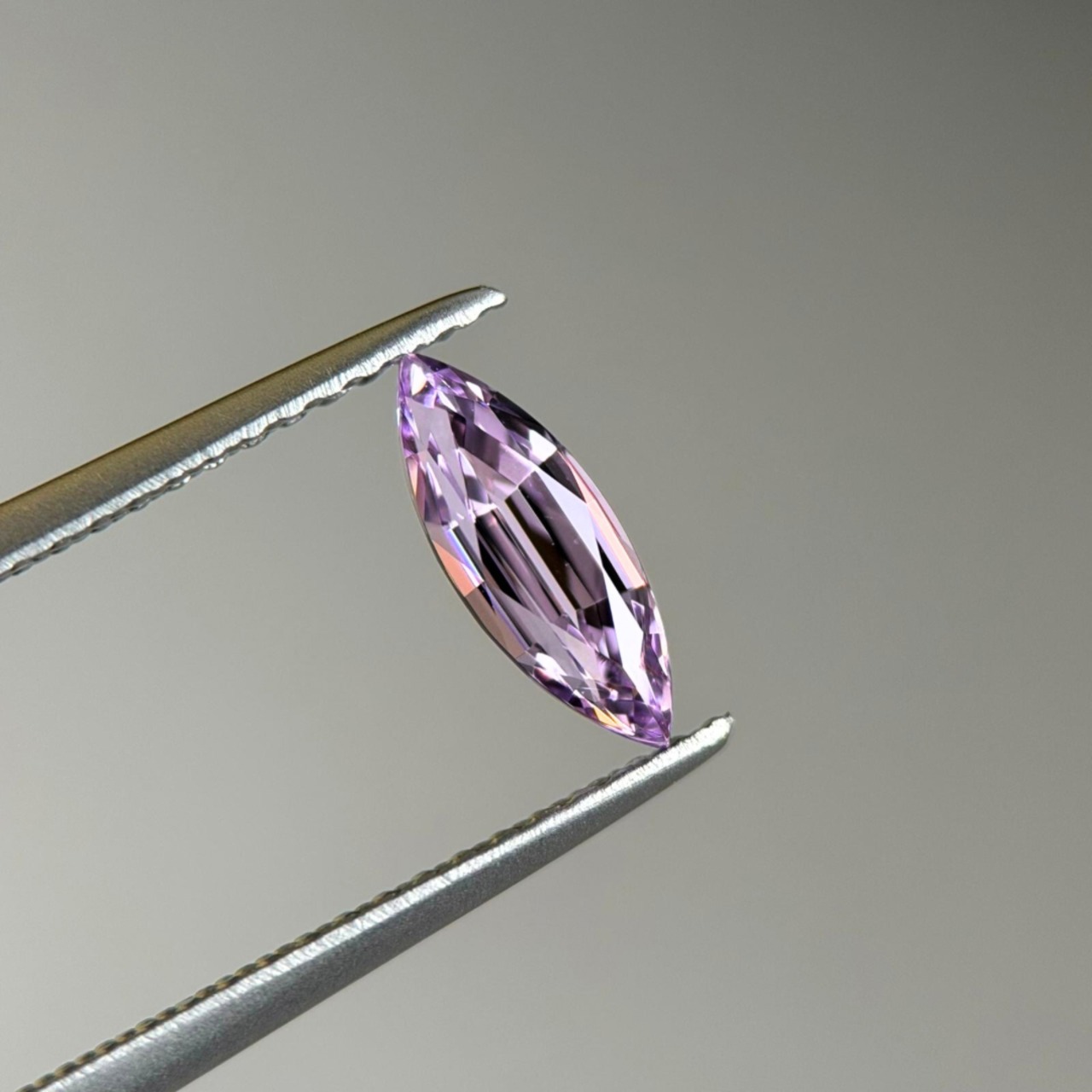 ライラックスピネル 9.4x3.4x2.9mm, 0.67ct, ベトナム産