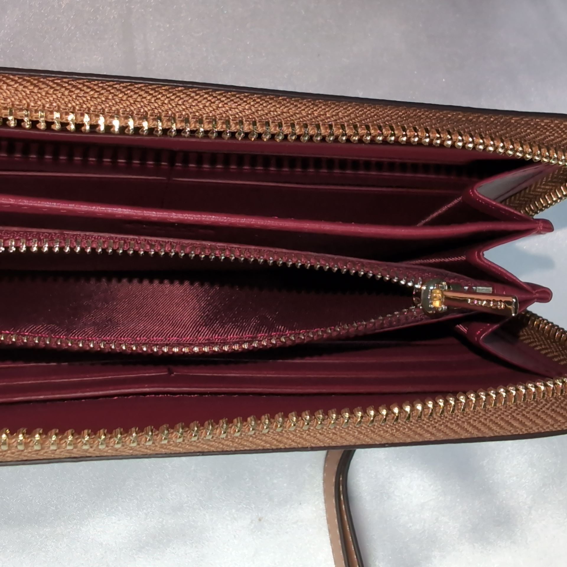 新品 COACH 長財布ラウンドファスナーレインボー　シグネチャー　小銭入れ有 COACH - 新品 COACH 長財布ラウンドファスナーレインボー シグネチャー