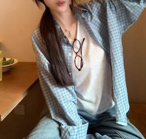 チェック柄 ルーズ シャツ レディース トップス 羽織 丈長 ミディアム 長袖 襟付き 角襟 前開き ボタン かわいい 大人可愛い シンプル カジュアル おしゃれ かっこいい レトロ こなれ感 ボーイッシュ ルーズ 主役級 存在感 チェック 格子柄 春 秋 冬 ママ 通勤 学生 学校 通学 デート お出かけ 旅行 公園 女子会 休日 ショッピング カフェ 重ね着 体型カバー 普段使い 着回し レイヤード M L XL 2XL 大きいサイズ ゆったり 水色 ライトブルー