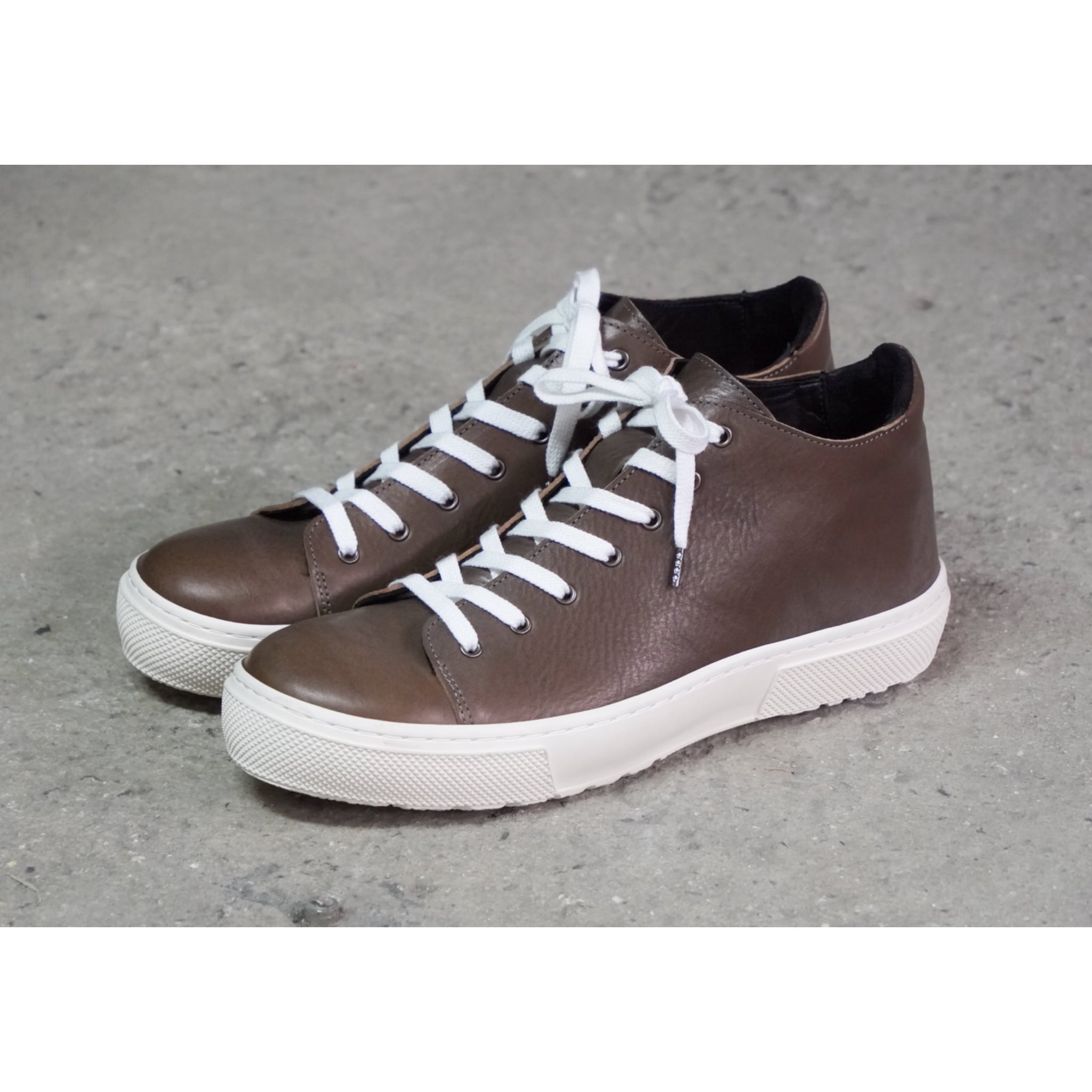 M49v2-LSN1574_leather sneakers_size42.5