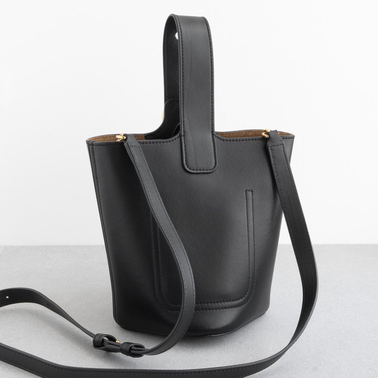 ロエベ ペブル バケットバッグ ミニ ブラック レザー