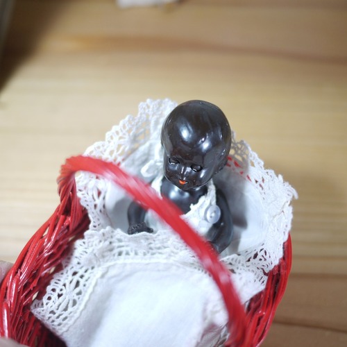 赤いラタンバスケットとブラックベビー　ドイツ