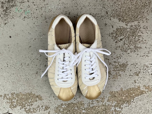 シャンパンゴールドが上品に輝くレザースニーカー｜大人カジュアルに◎軽い歩きやすい靴