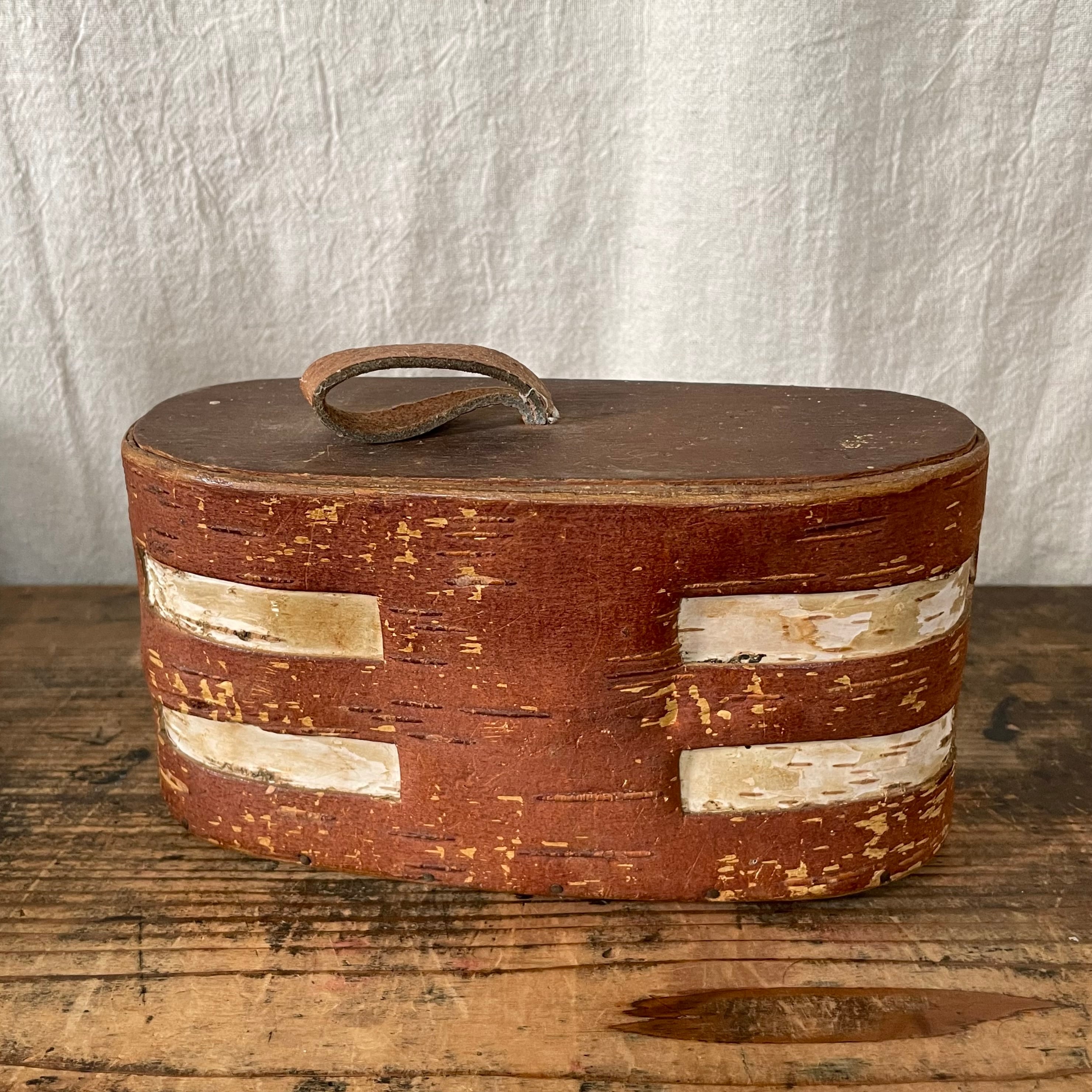 白樺の樹皮の大き目のいれもの