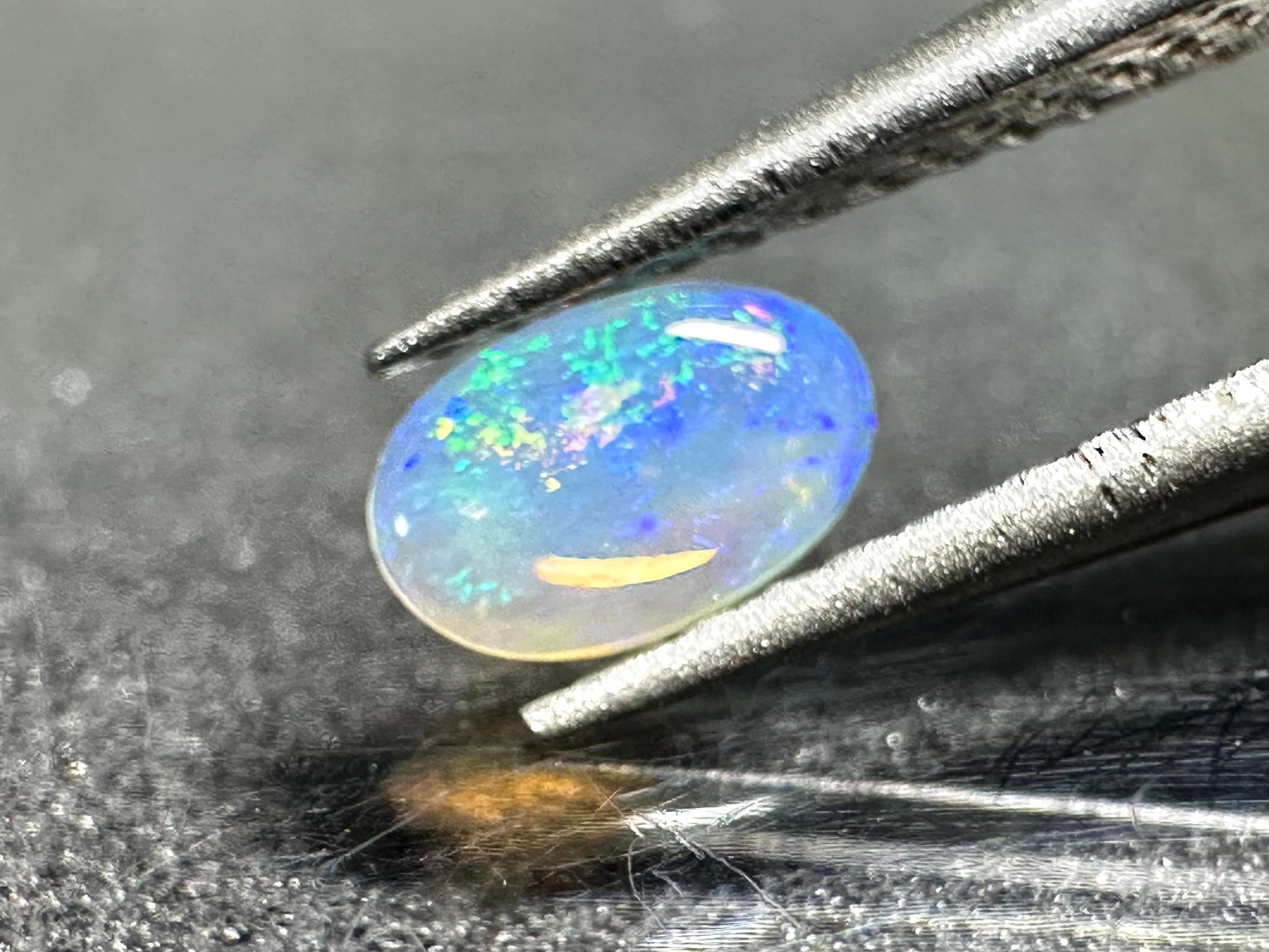 ルース オパール エチオピアオパール ルース 4.17ct 淡橙の地色に橙 緑 赤