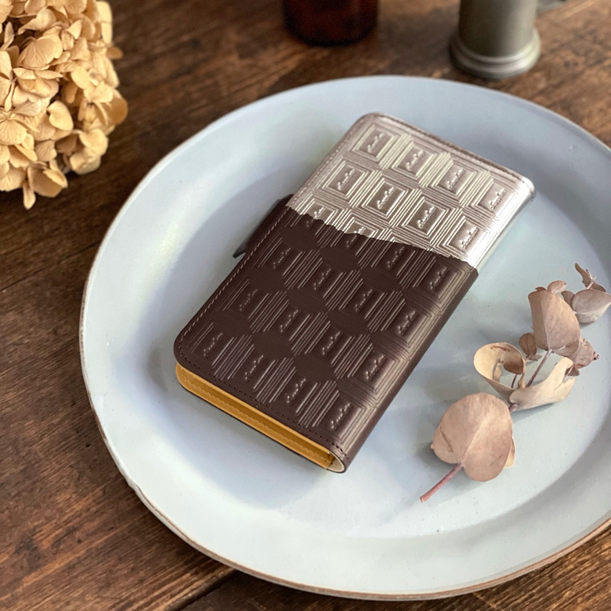 Mサイズ：革のビターチョコ手帳型スマホケース（銀の包み紙） | キッサ 